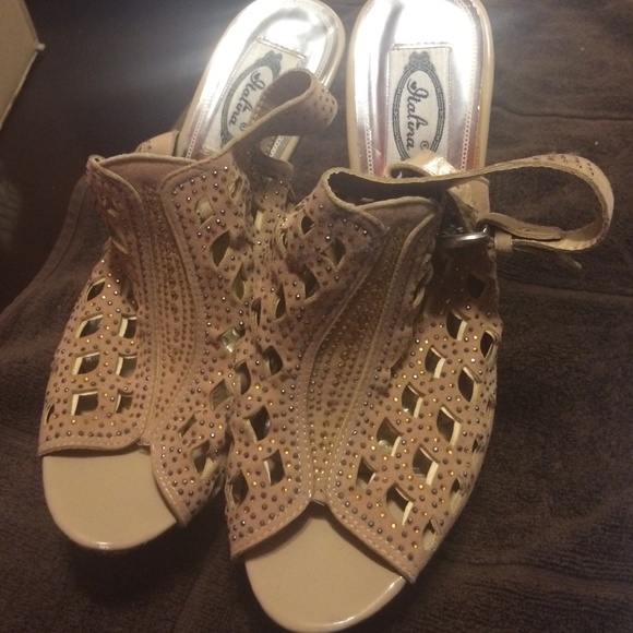 Unique peep toe pump - Picture 1 of 3