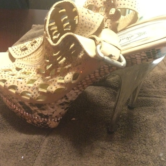 Unique peep toe pump - Picture 2 of 3