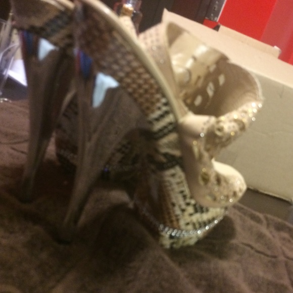 Unique peep toe pump - Picture 3 of 3