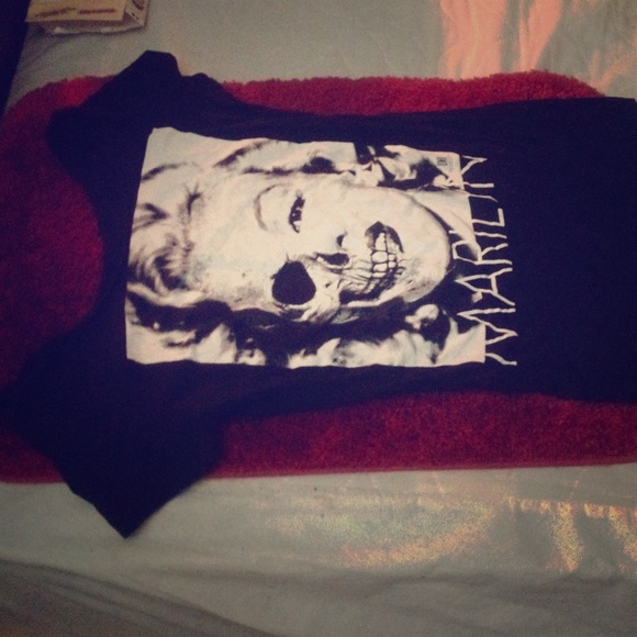 An off the shoulder MARILYN shirt