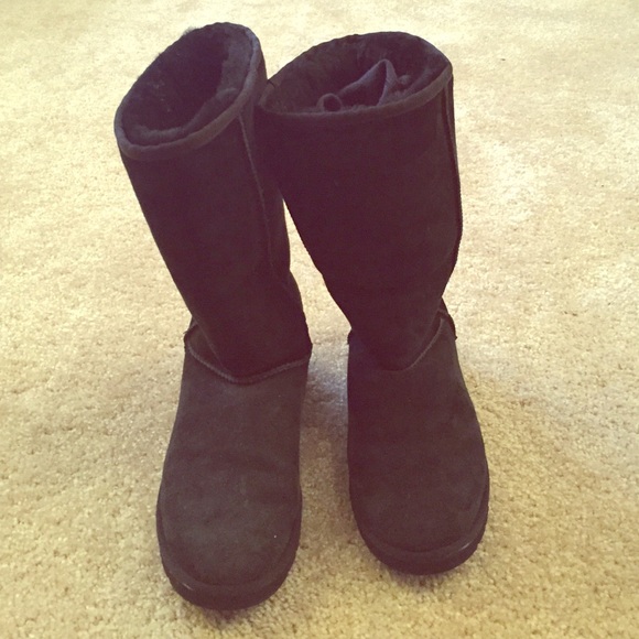 Blk suede UGG boot with fur lke material, so comfy