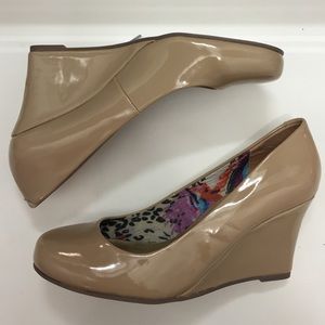 Nude wedges
