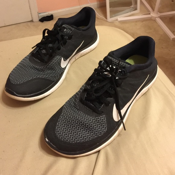 black and grey patterned Nike running shoes🏃🏻