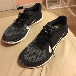 black and grey patterned Nike running shoes🏃🏻