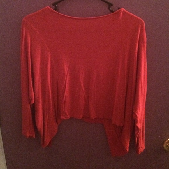 red 3/4 sleeve top, bows on back
