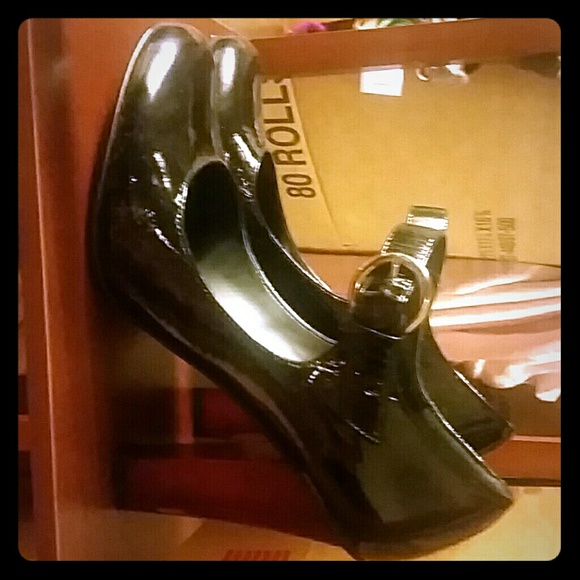 Nine west black and burgandy heels