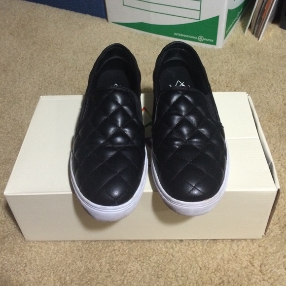 YRU Shoes - YRU Chill Quilt Black Slip Ons Sneaker Size 7