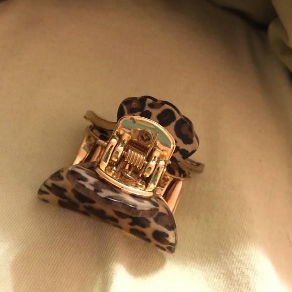 Trendy cheetah hair clip 💁🏻💁🏾💁🏼 - Picture 2 of 3