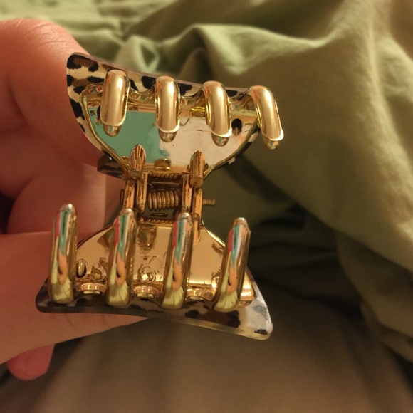 Trendy cheetah hair clip 💁🏻💁🏾💁🏼 - Picture 3 of 3