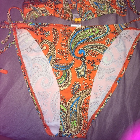 Bikini - Picture 2 of 2