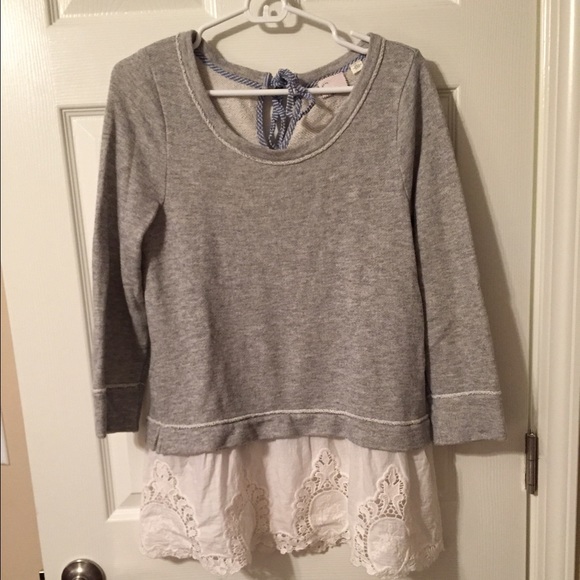Sweatshirt top with lace detail on bottom