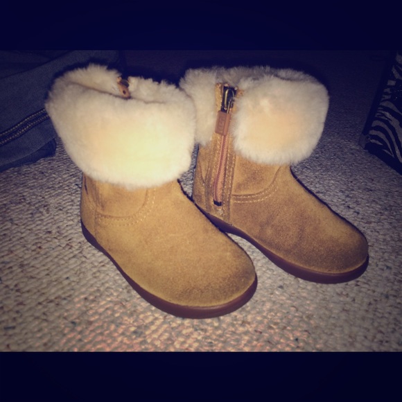 Baby girl uggs 😍