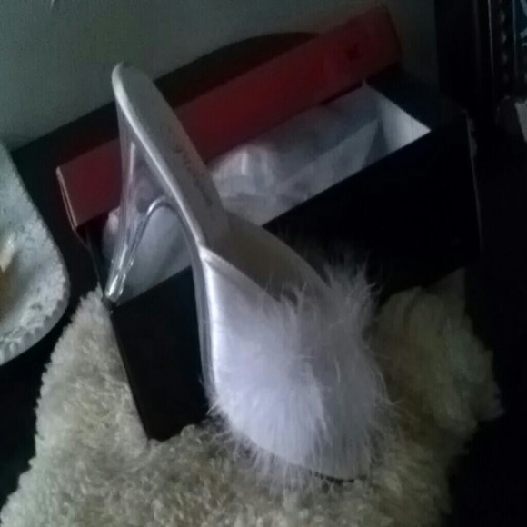 Beautiful sexy heels with feathers and boxed