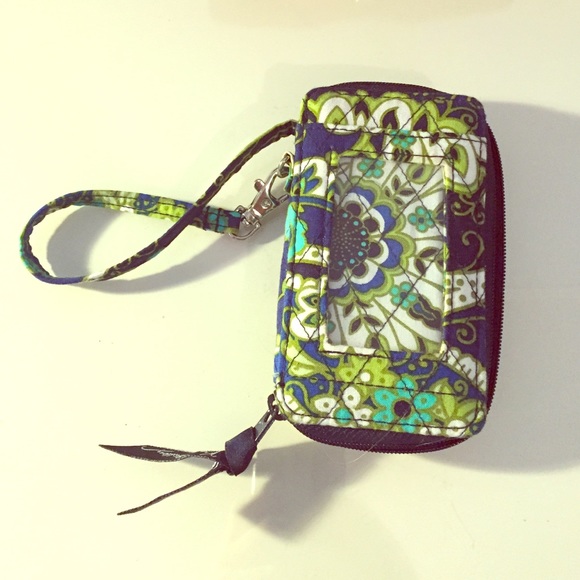 💚 VERA BRADLEY 💚 wristlet!!! - Picture 1 of 3