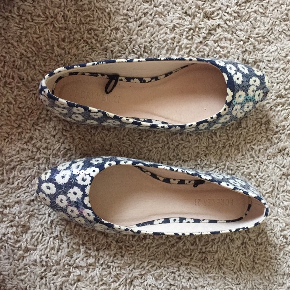 Pointed flowery flats