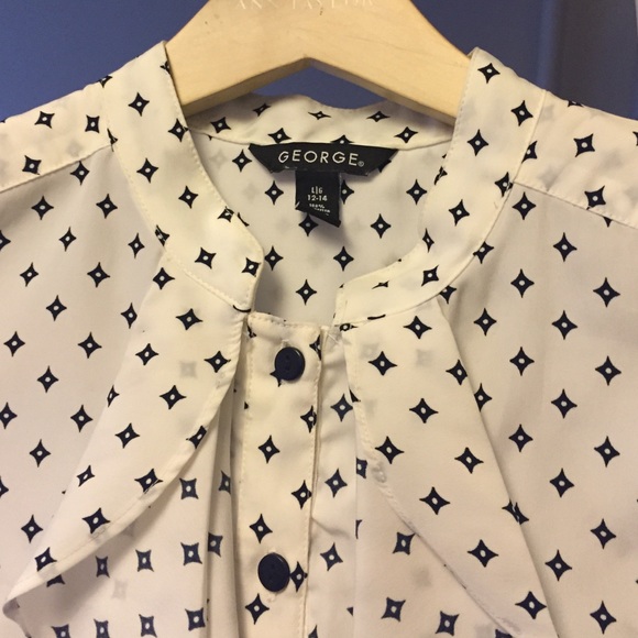 Cute ruffle blouse - Picture 2 of 3