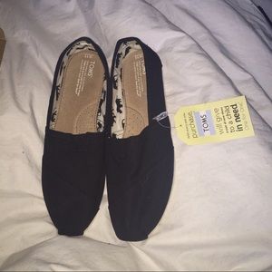 BRAND NEW WITH TAGS Black Classic Canvas TOMS
