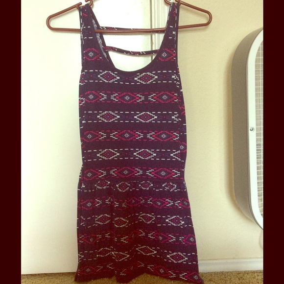 Patterned dress with slight open back - Picture 1 of 3