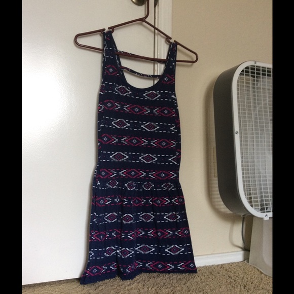 Patterned dress with slight open back - Picture 2 of 3