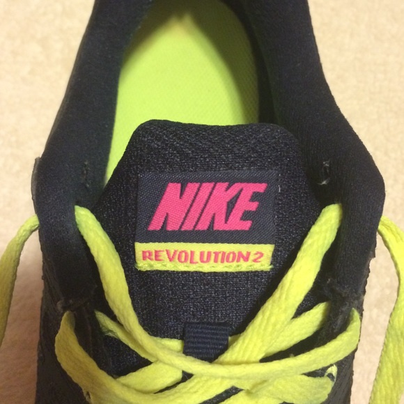 💰PRICE REDUCED 💰 Woman's Nike Revolution 2 - Picture 3 of 4