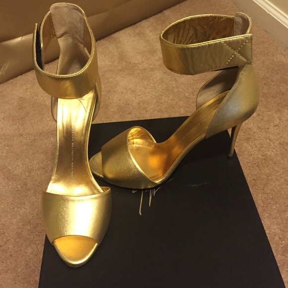 Gold Giuseppe peep toe sandal. - Picture 2 of 2