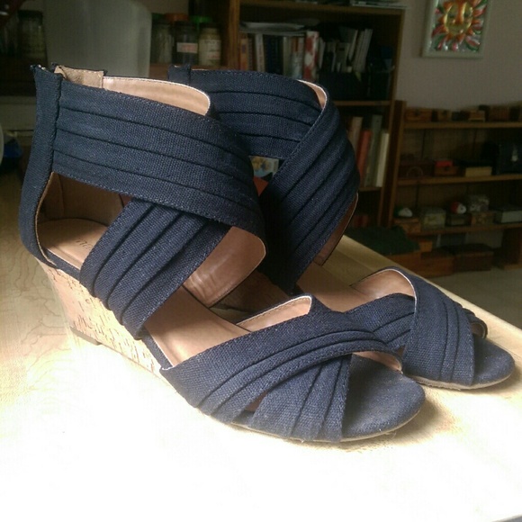 Black and cork wedge