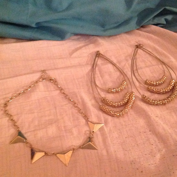 Gold necklace & earring bundle.