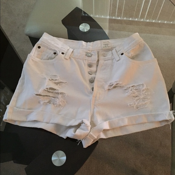 White Levi's shorts.