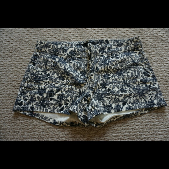H&M navy blue flower print shorts size U.S. 8.