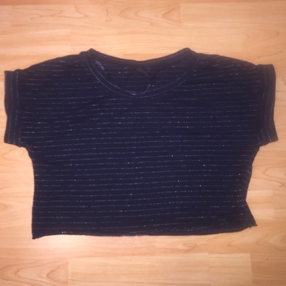 Loose crop w/ light silver stripes, folded sleeves