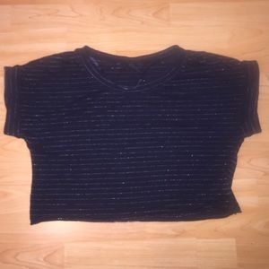 Loose crop w/ light silver stripes, folded sleeves