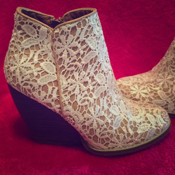 Very Volatile lace wedge boots