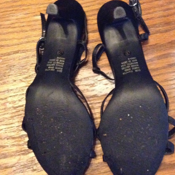 Black and diamond heels! - Picture 3 of 4