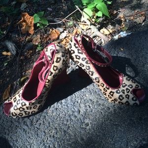 Faux cheetah hair, pin-up girl style wedges! Sz 6
