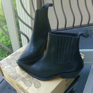Ecote Exaggerated Western boots: Urban Outfitters