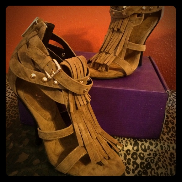 Only shoe maker leather light brown moccasin heels