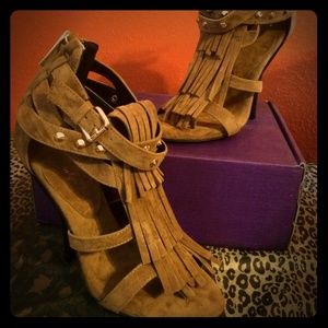 Only shoe maker leather light brown moccasin heels
