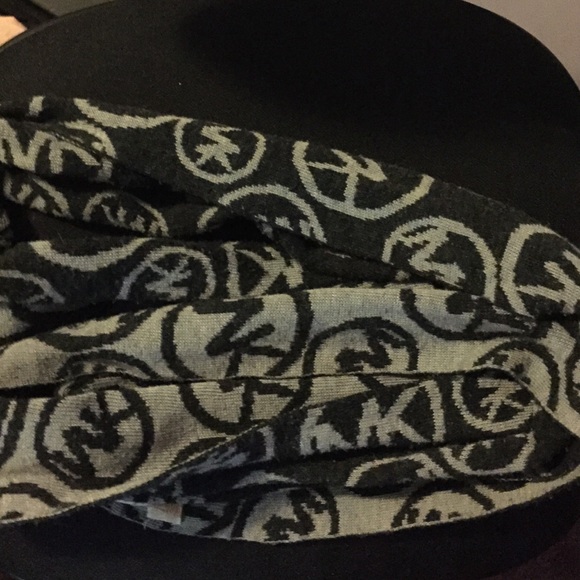 Reversible black and grey Michael Kors scarf