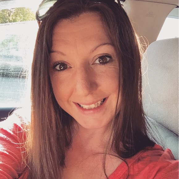 Meet your posher Sara ππΌ - Picture 2 of 3