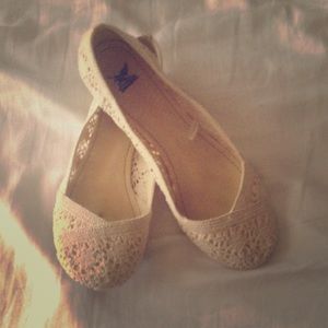 Super pretty white flats