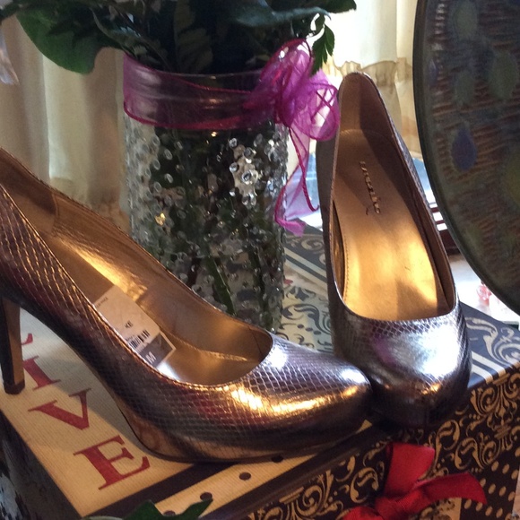 Bandolino Shoes - excellent pewter snake skin print heels size 7.5