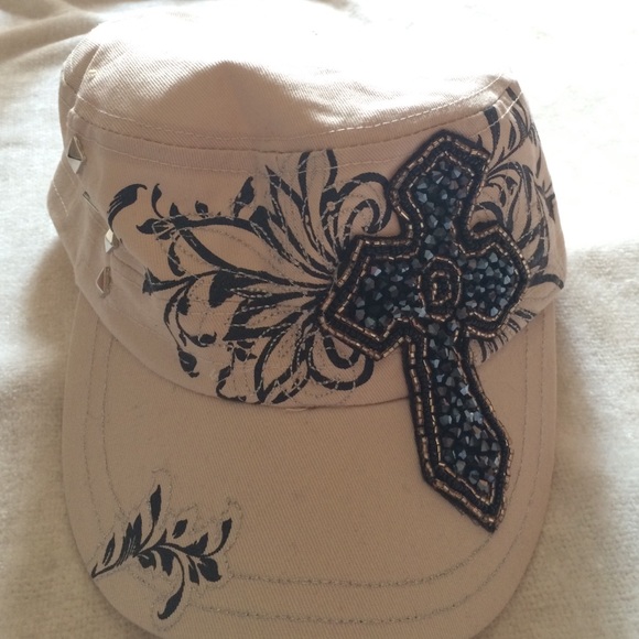 🎊 FLASH SALE 🎊 Stylish beaded cross hat! 👒