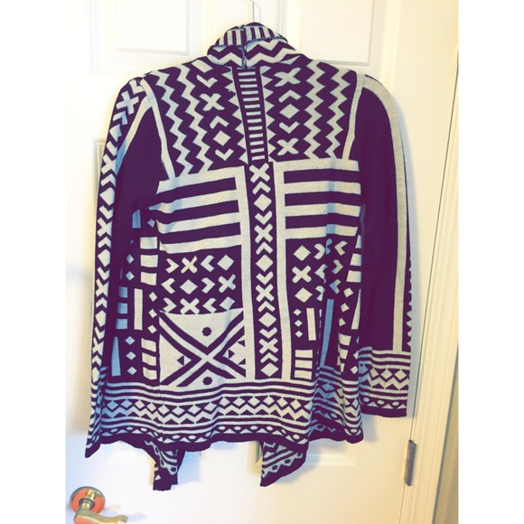 Black and cream patterned sweater - Picture 2 of 2