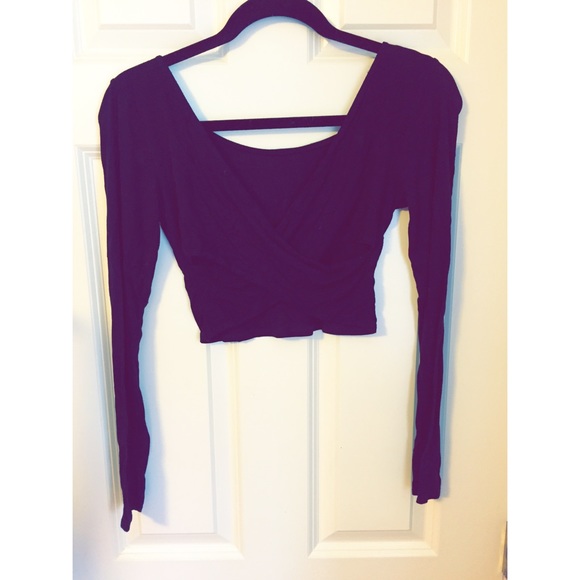 Black crop top with twist in the back - Picture 1 of 2