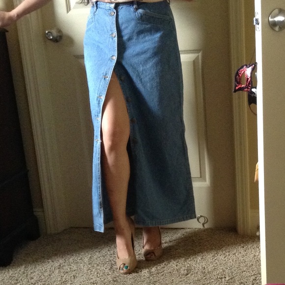 Liz Claiborne Dresses & Skirts - Liz Claiborne Vintage denim maxi skirt with slit