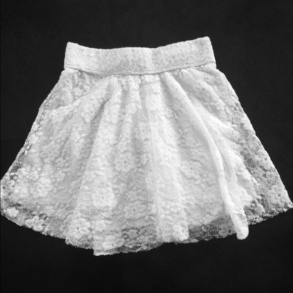 Hollister Laced White Skirt ; Good Condition // XS