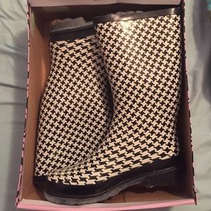 Rain boots. Worn once😀