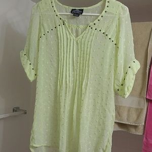 Cute top good with belt or layering
