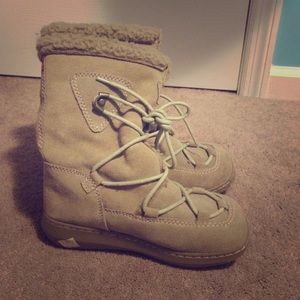 Light brown winter boots!