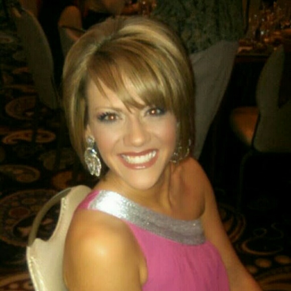 Meet your Posher, Carrie - Picture 2 of 2